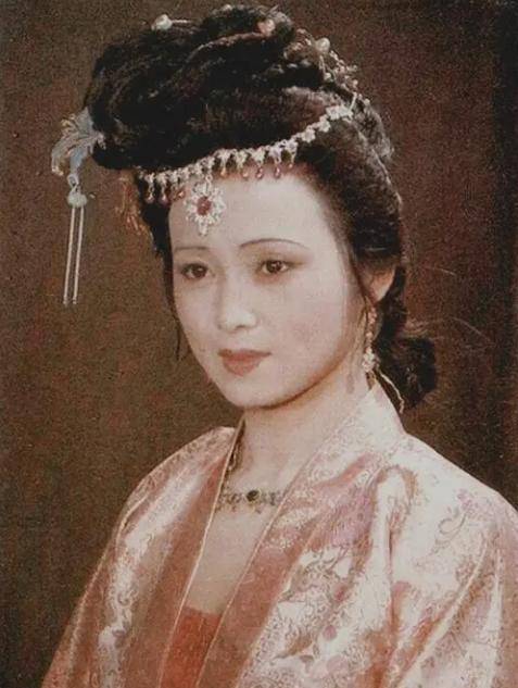 贾家败落,贾元春也是始作俑者,省亲当晚他的表现堪称