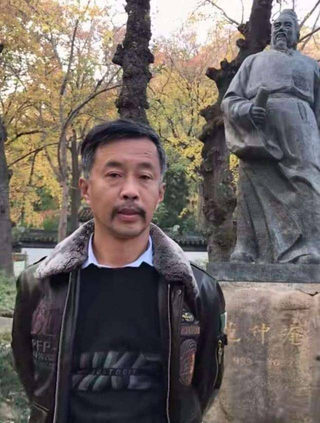 上海小伙因特殊癖好被单位劝退,流浪26年成为国学大师