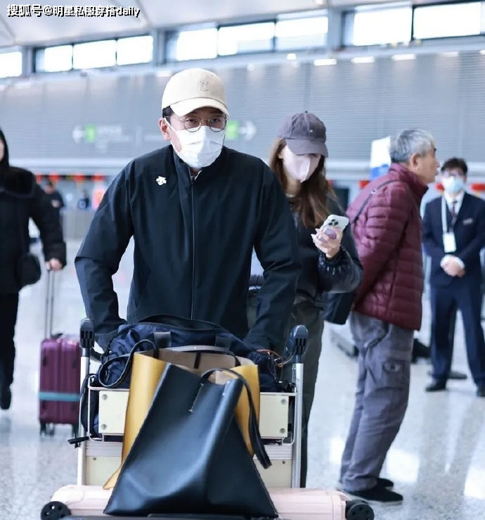 吴千语嫁给施伯雄后秀恩爱开启机场模式!