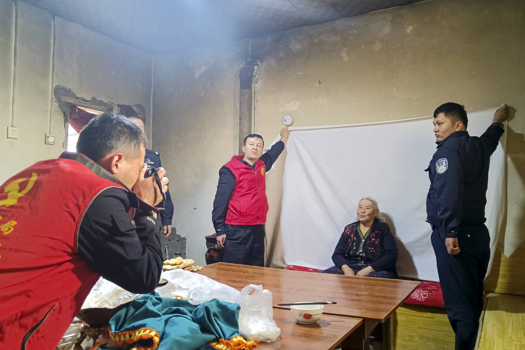 轮台:暖心服务送上门 足不出户能办证_身份证_老人_包有国