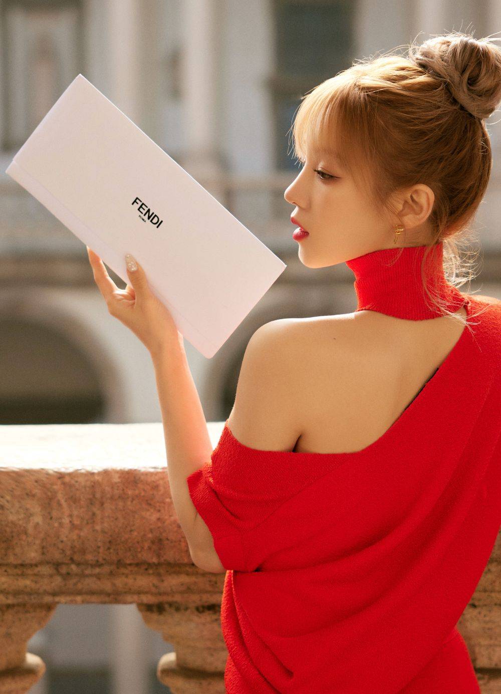 宋雨琦米兰看秀look,丸子头 半露肩,这状态简直无敌!