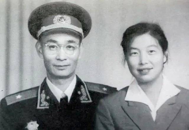 此人牺牲,全团官兵一起披麻戴孝,集体在遗像前下跪_楚大明_陈赓_太行