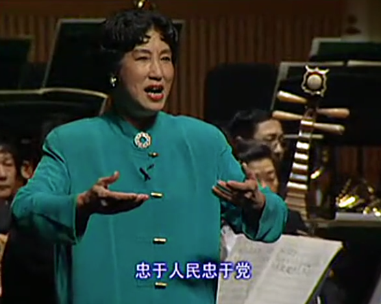 李丽芳现场演唱了《海港》中的经典唱段"忠于人民忠于党",成为绝唱