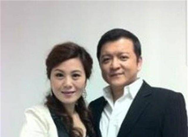 他曾是中国飞行员,退伍后成央视主持人,娇妻相伴生活美满_赵屹鸥_上海