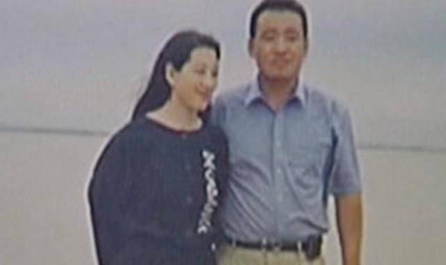 05年,人民英雄芮志江勇斗4歹徒牺牲,追悼会上儿子含泪向父敬礼_白城