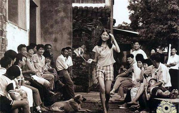 80年代中国社会老照片:图5情侣正在公园谈恋爱,图8女子引人注目