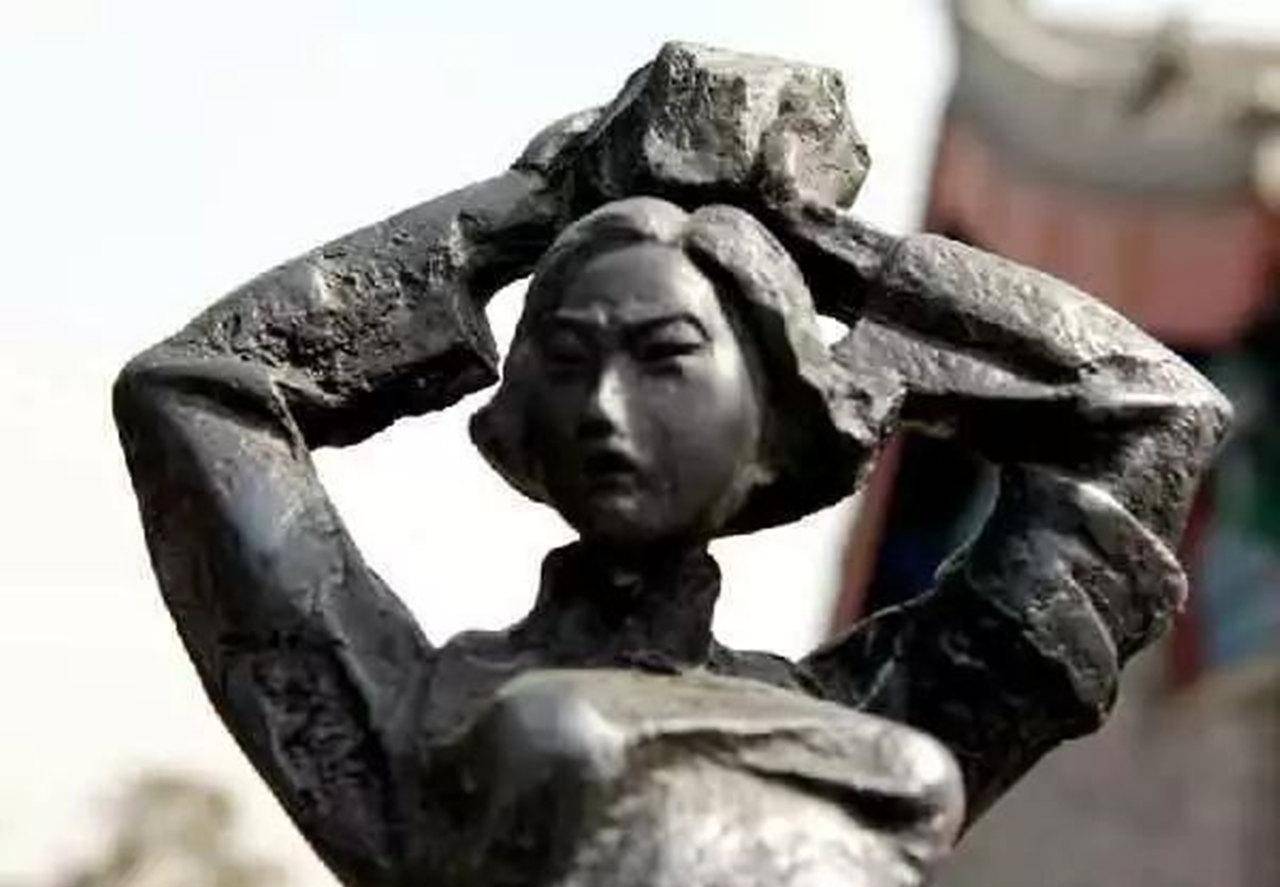 她:18岁砸死一日寇,病逝后葬于乱坟地,67年后遗骨