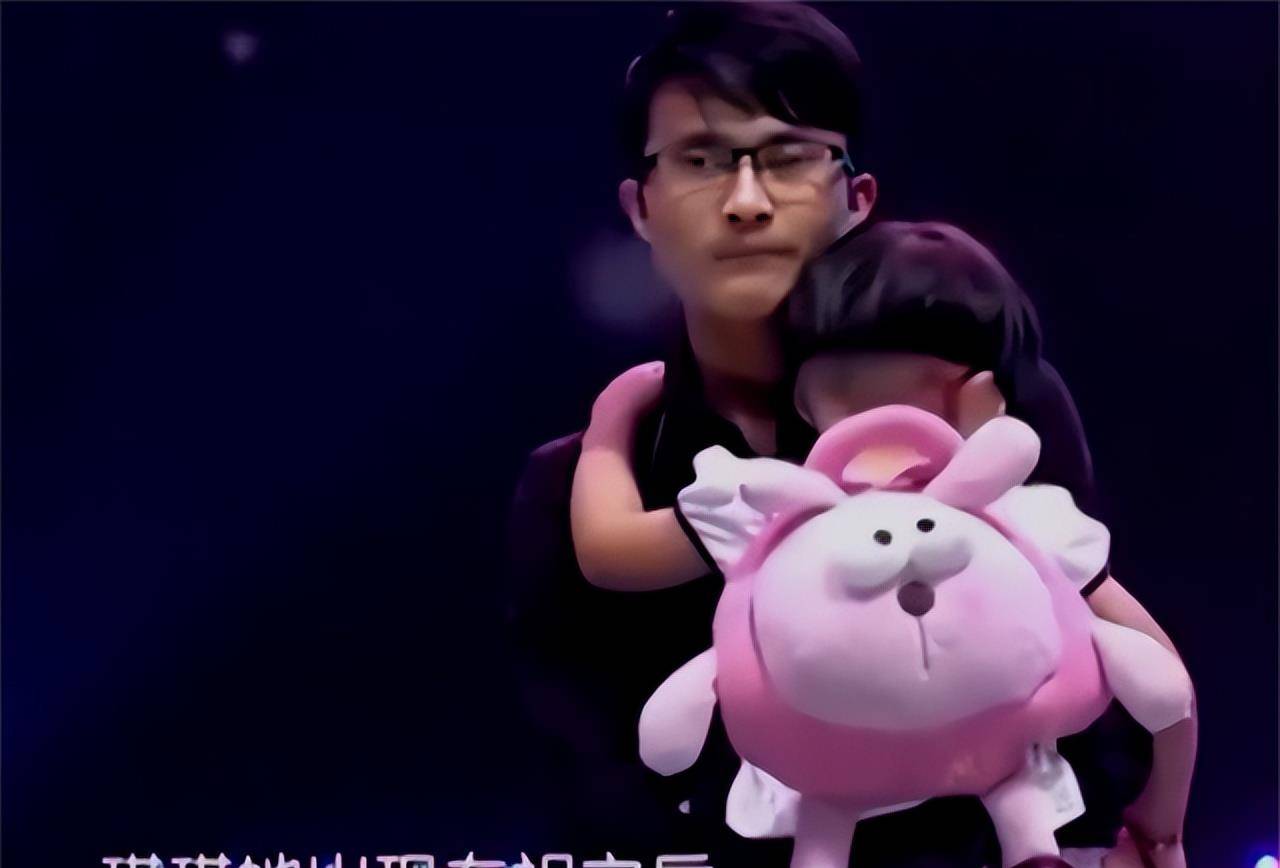 2013年,2岁女孩只剩上半身,老婆离婚女儿残疾,单亲爸爸痛哭_何龙_琪琪