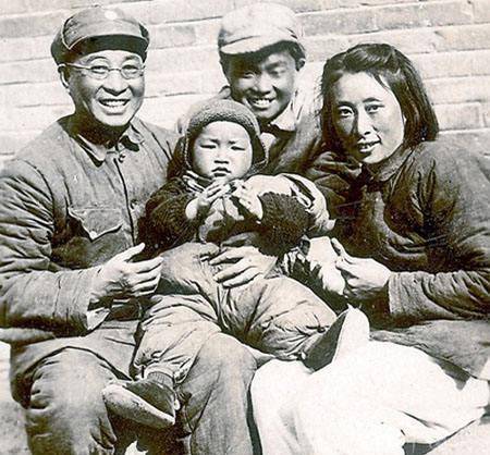 他是黄埔三杰之一,是黄埔众多学生的克星,许多黄埔名将败在他手_陈赓