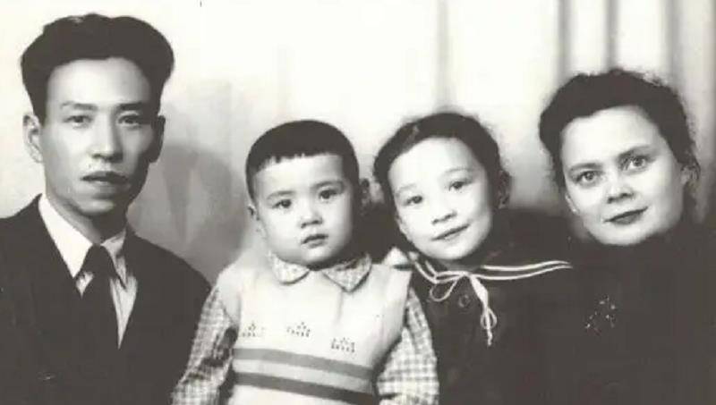 长女刘爱琴,1927年出生于湖北汉口,由于革命形势曲折,一度被交托给