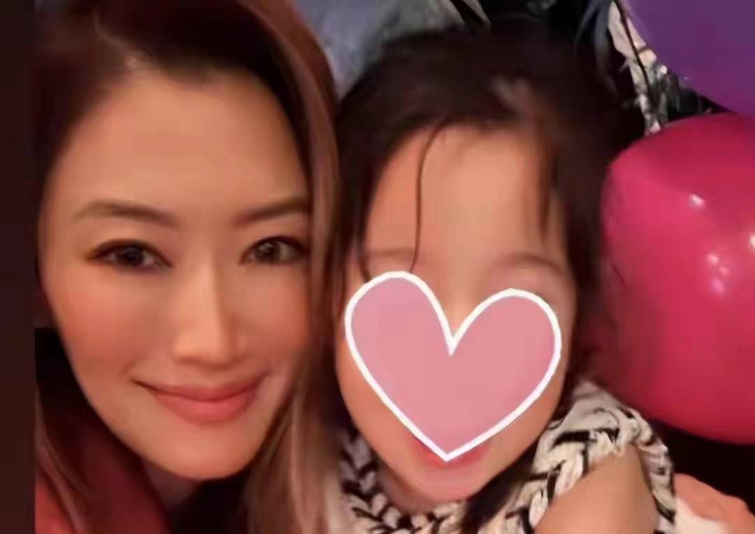 谢婷婷晒女儿庆生照,母女情深如姐妹,5岁sara遗传妈妈美貌!