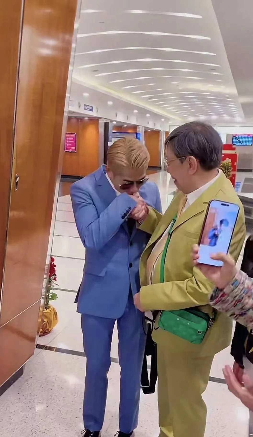 郭富城与胡枫跨代互动,尊老之情溢于言表,网友热议温馨瞬间_年龄_时代