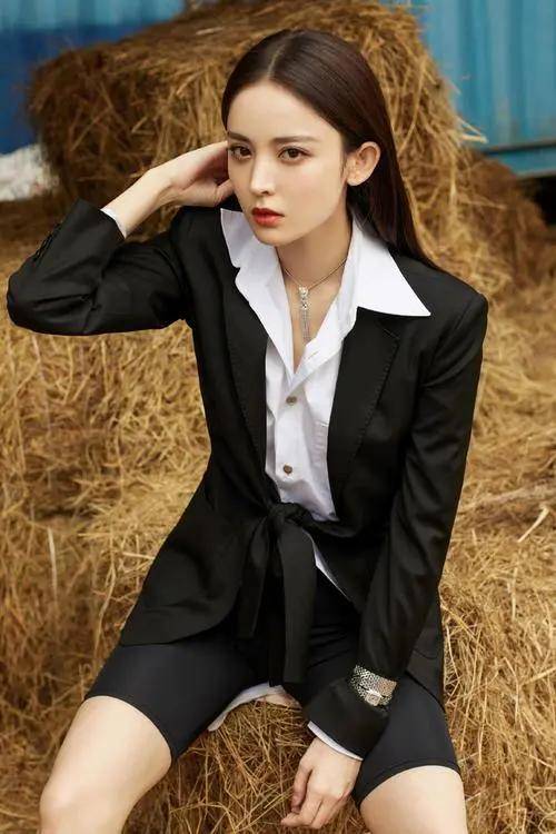 古力娜扎时尚新潮流:透视装搭配背心与小黑裤的魅力解析_女性_线条_的
