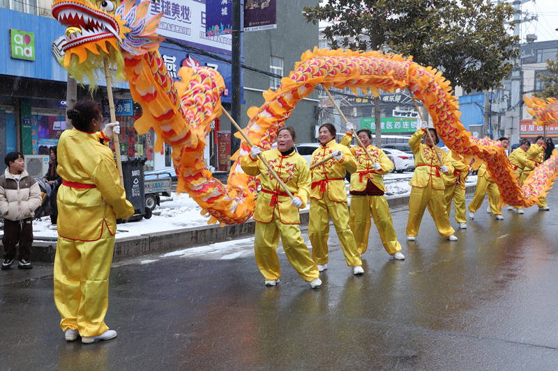 东海县石榴街道:民俗踩街闹元宵 展现农民新风貌_活动_表演_市民