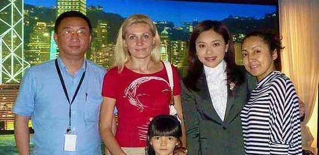 合照在听完卢宇光的话后,妻子再次忍不住哭了起来,这时卢宇光郑重地