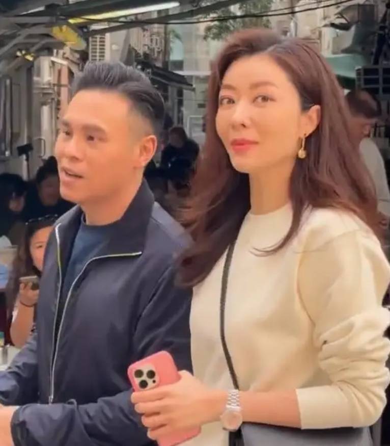 43岁熊黛林与老公一同出席活动 温柔大气状态超好_女性_人生_魅力