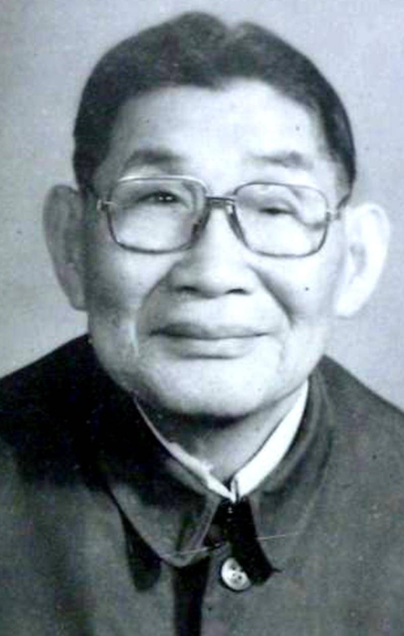 抗日战争全面爆发后,罗明前往新加坡,在新加坡等地组