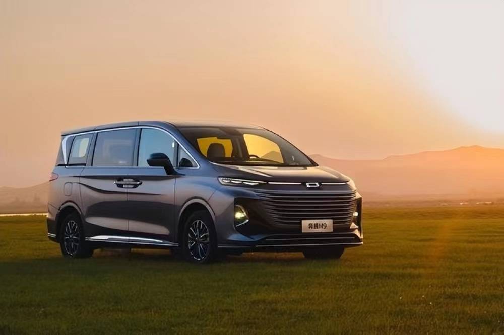 金秋山野正当红,买辆奔腾m9去赏景_风景_独立_季节