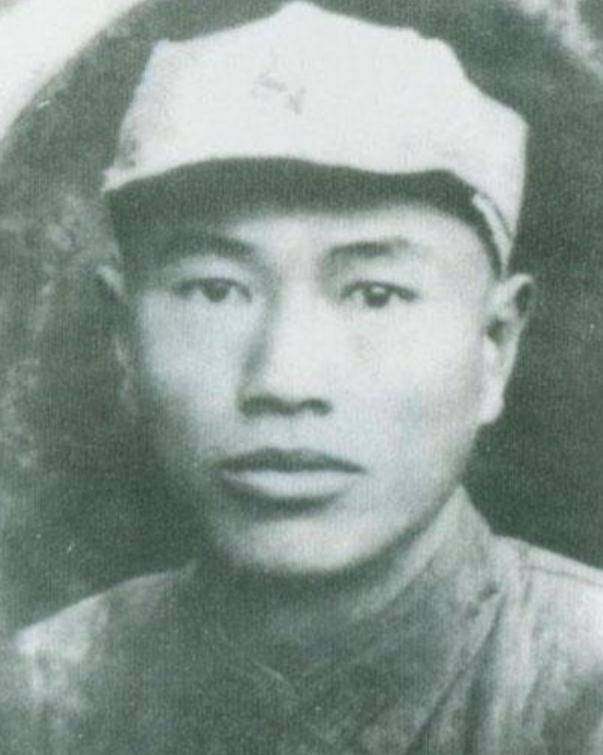 1950年,邓华携妻子回故乡祭祖,走到前妻墓前时:我们