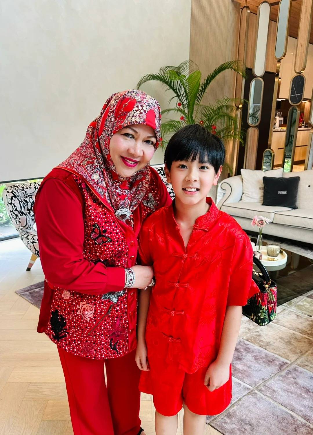 汶莱皇妃来吴尊家拜年,neinei身穿霉霉衬衫,舞狮少年max好喜庆_生活