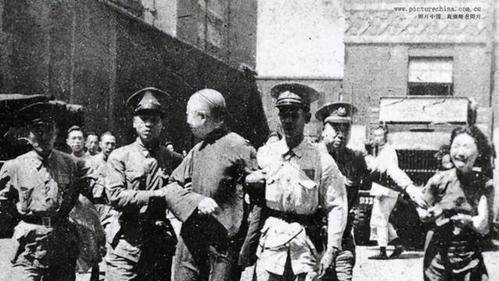 渣滓洞恶魔徐贵林,残害一百八十余名烈士,潜逃中买菜