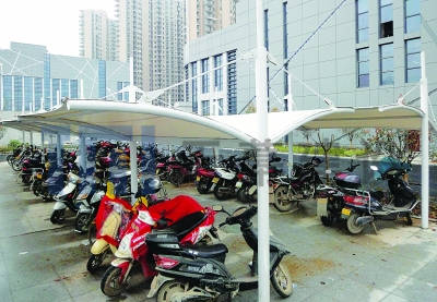 电动车车棚1.高度:电动自行车停车棚的高度一般应在3-5米之间.