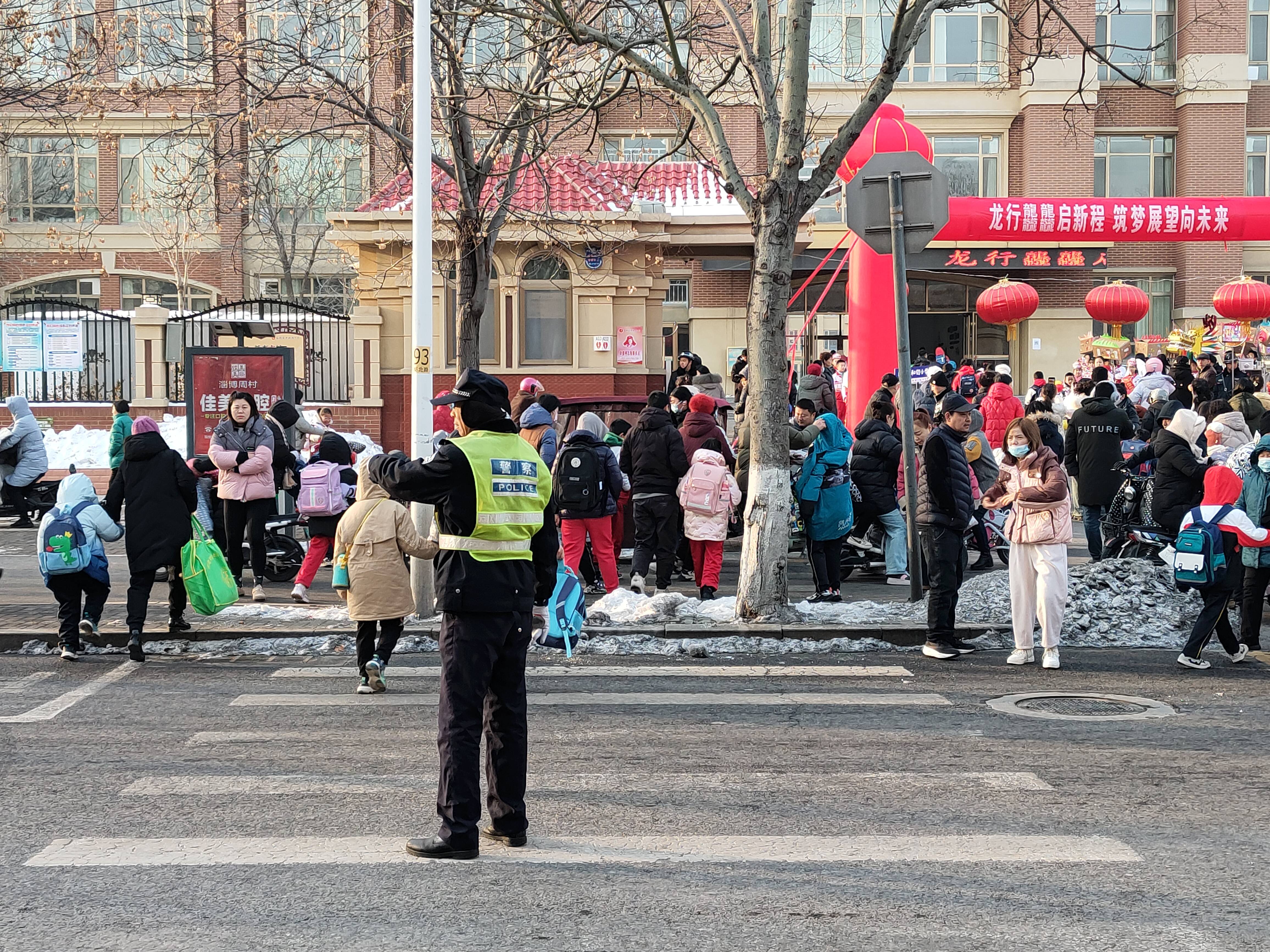 淄博警视|"神兽归笼" 周村交警开启"护学模式"_周边_公安局_自行车