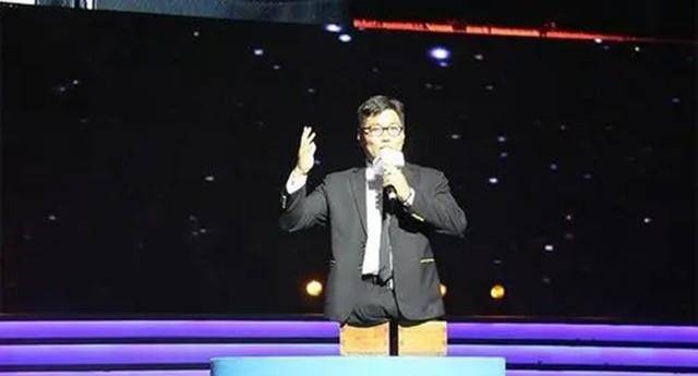 80后无腿青年靠"嘴"赚钱,娶妻生子过上小康生活,捐善款上百万_陈州