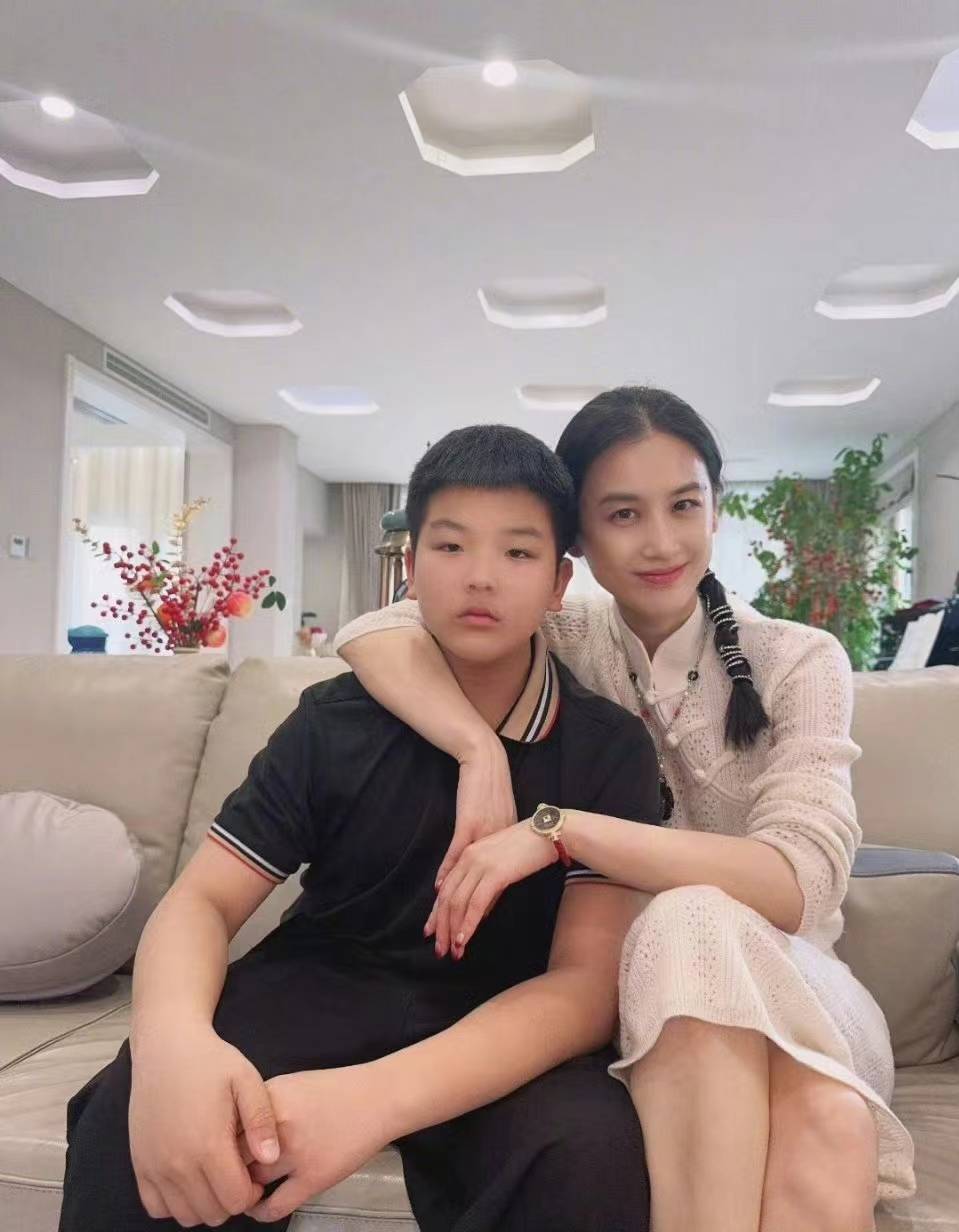 黄圣依携高颜值儿子亮相,幸福满溢引网友热议_家庭_母爱_母亲