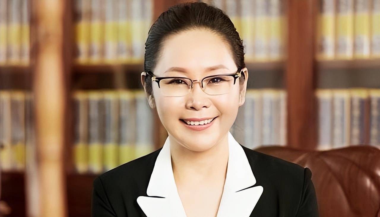 对于富豪而言,遇险境而解囊或许不是难事,但长年累月的默默坚持,仍旧