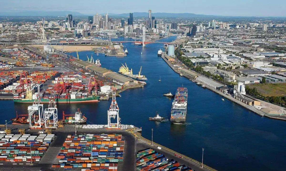 乌克兰运输军火的船只,在亚丁湾被海盗劫持,船上装有33辆坦克_法伊尼