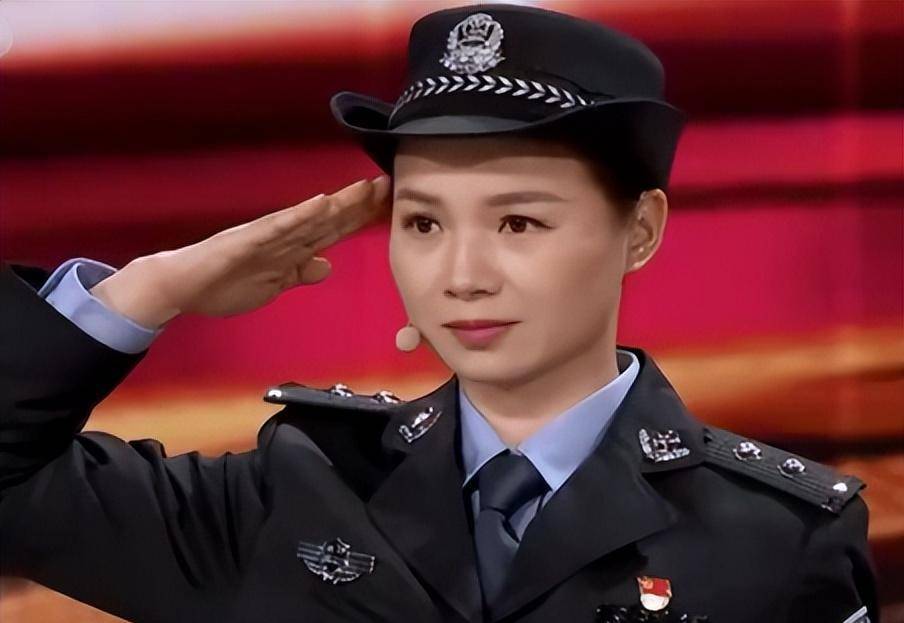 98年特大洪水中,6岁女孩抱树9个小时后获救,如今她已成为警察了_江珊