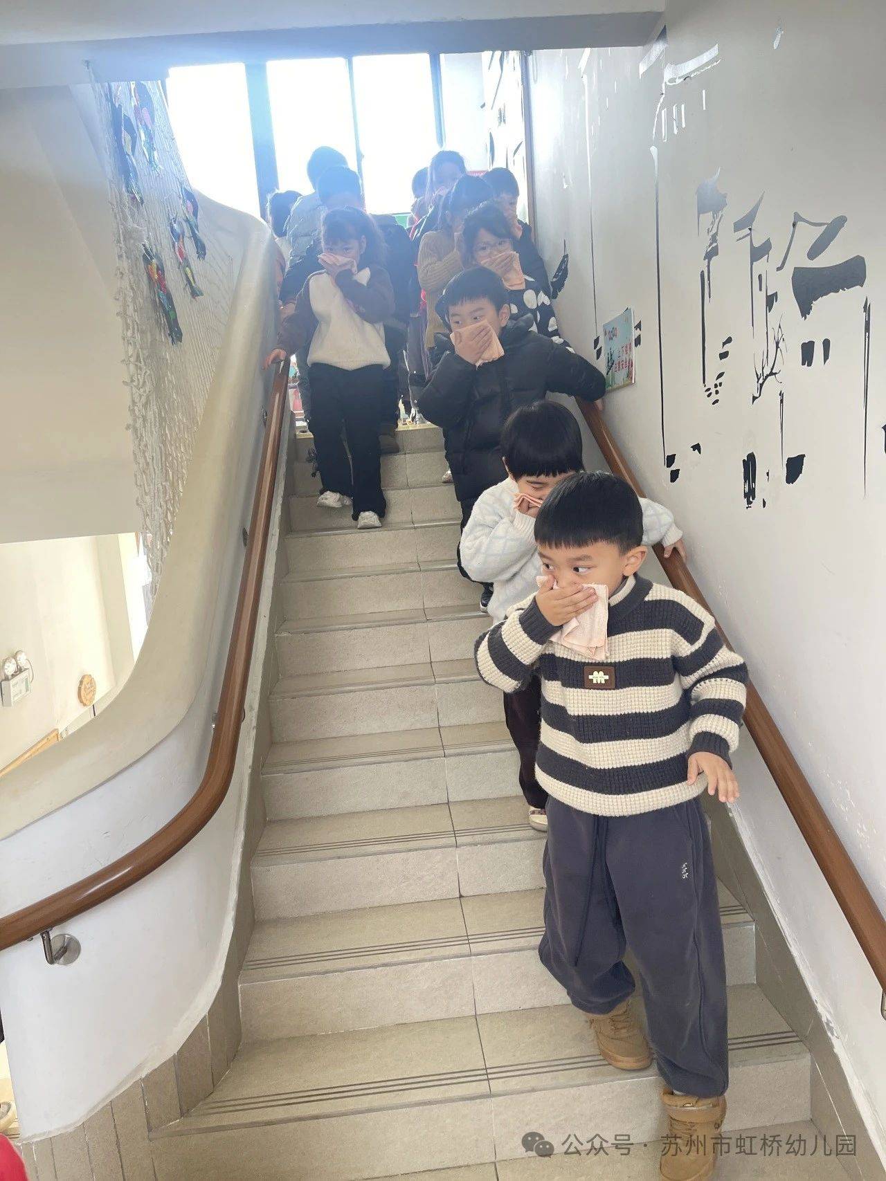 消防安全,携手童行——苏州市虹桥幼儿园消防演习活动_小朋友们_演练