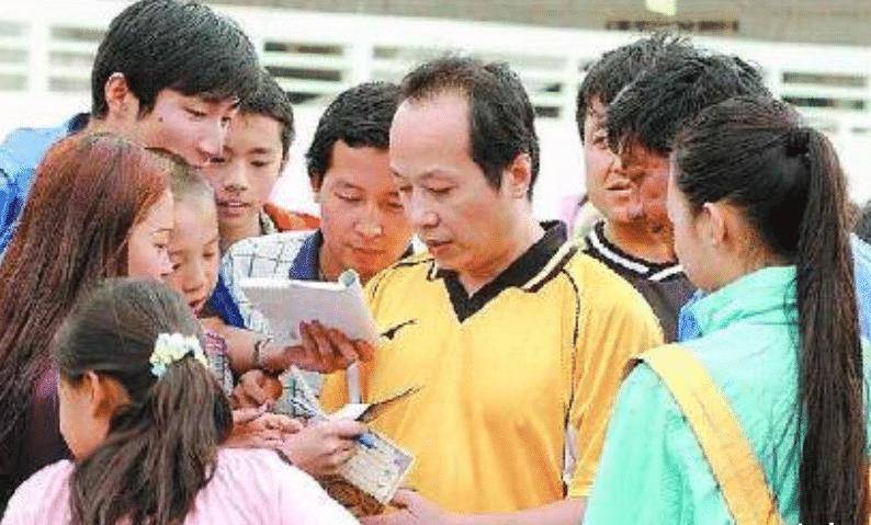 罗京在回校拜访老师时,遇到了小学妹刘继红,虽然这个学妹比罗京小五岁