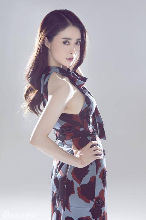 蒋欣站在窗前,望着车水马龙的街道,心中充满了感慨.