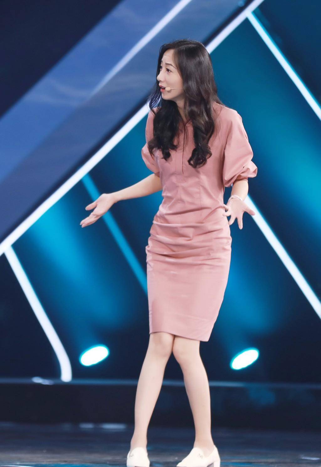 坐姿豪迈!韩雪挑战《男人装》,黑色西装搭配超短_白色_气质_外套