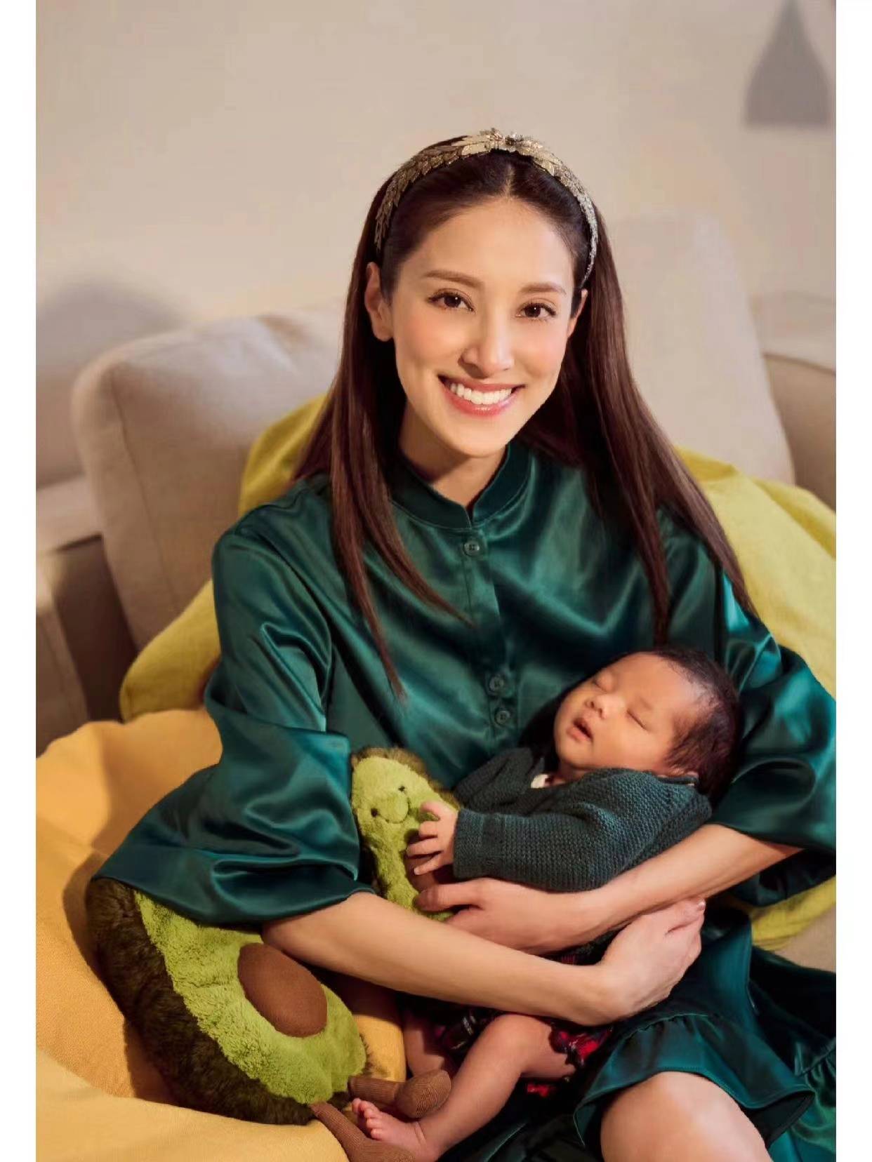陈凯琳三胎得子,郑嘉颖一家五口甜蜜翻倍!_家庭_事业_全家福
