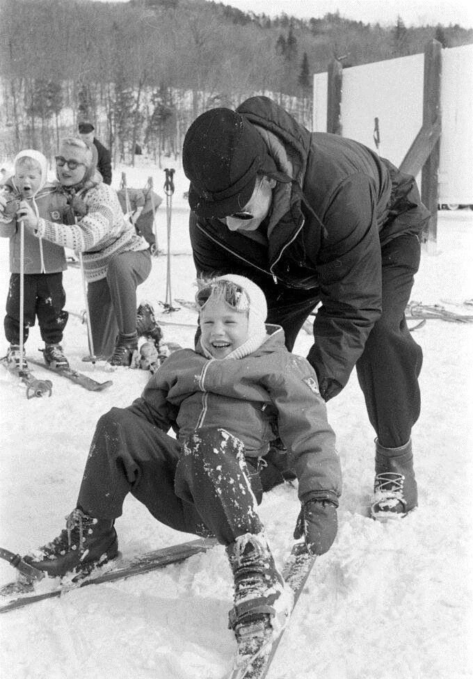 1943年,在缅因州海岸退潮期间,孩子们在潮汐池中寻找生物.