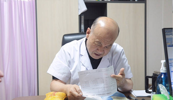 介绍,甲状腺结节患者应注意碘元素的摄入,尤其是伴有甲亢的结节患者
