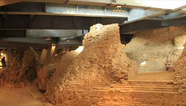 当年雷峰塔突然坍塌后,专家在塔底究竟发现了什么?