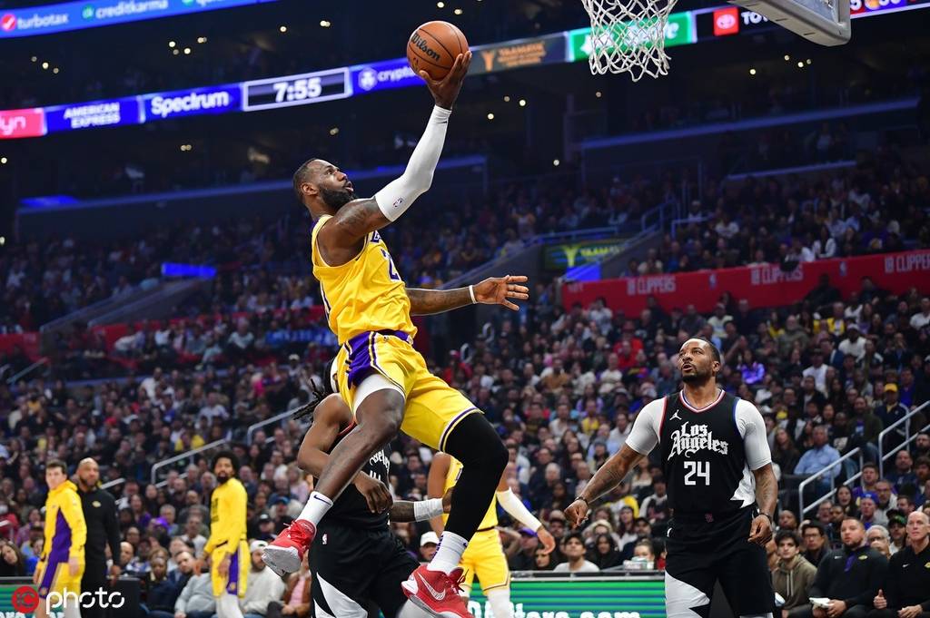 湖人主场逆转勇士 利拉德50分难救主詹姆斯关键三分锁定胜局