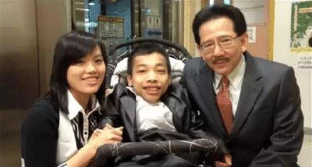 坐在婴儿车里的总裁李创利:身高不足1米,娶漂亮老婆身价过亿_人生