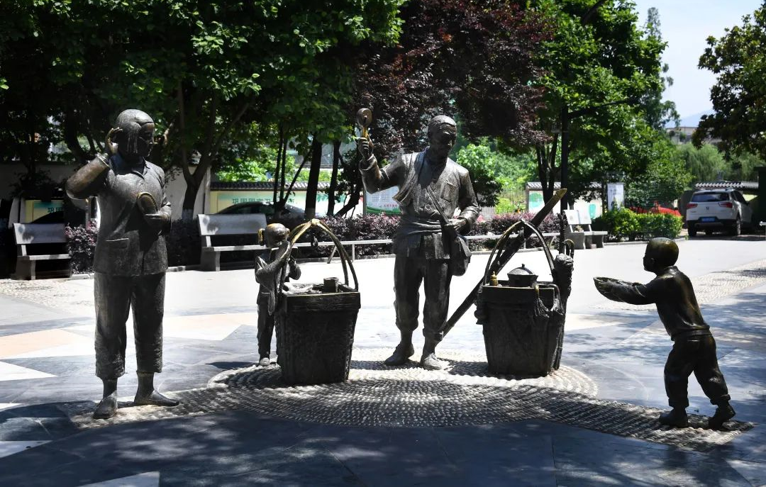 城市主轴之上 脉动一城繁华,在义乌廿三里的拨浪鼓广场上,有一组鸡毛