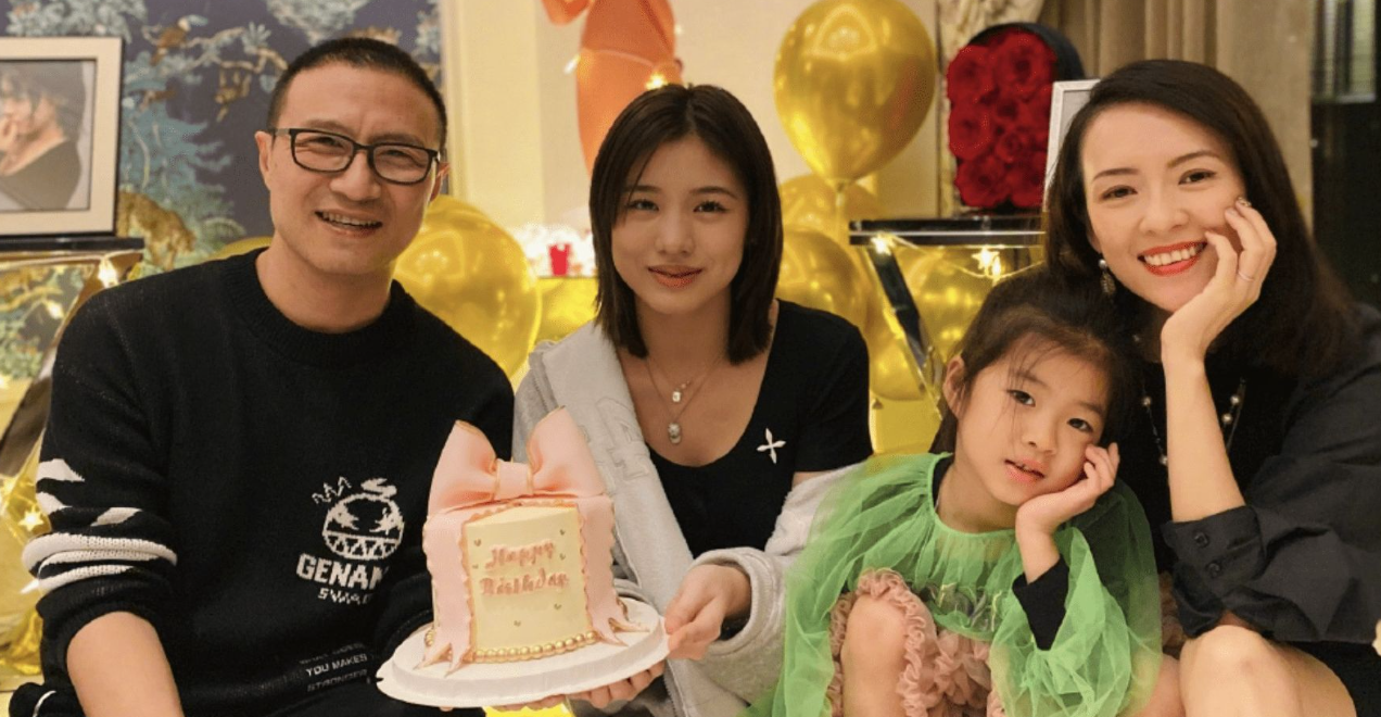 汪峰女儿小苹果晒留学照,美艳动人差点认不出,遗传母亲的身材颜值