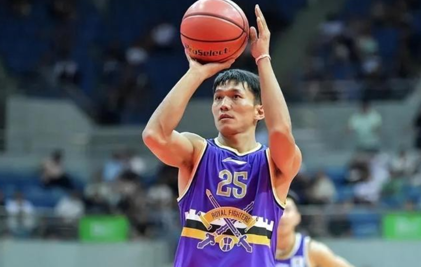 作为一个以扣篮著称的球员,矣进宏进入cba的年龄较晚,2023年cba选秀