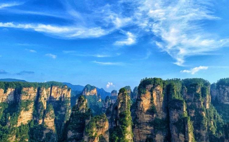 晚上:观赏张家界魅力湘西的演出,感受浓厚的文化氛围.