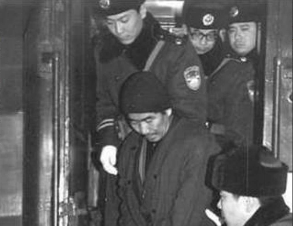中俄列车大劫匪邵迅逃亡18年,汶川地震捐款百万,被捕后结局如何_徐刚