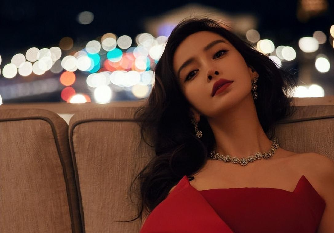 杨颖生日与家人共度,7岁小海绵暴风抽高,长相像极了黄晓明_杨幂_孩子