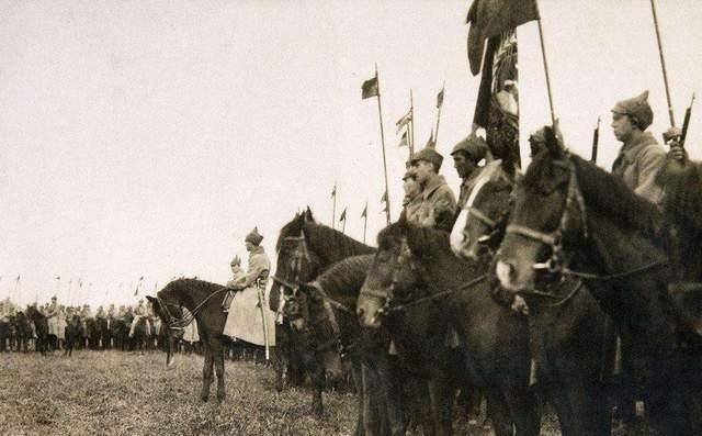 他把从西路军归来的周纯麟调来当团长,开始买马打刀训练骑兵.