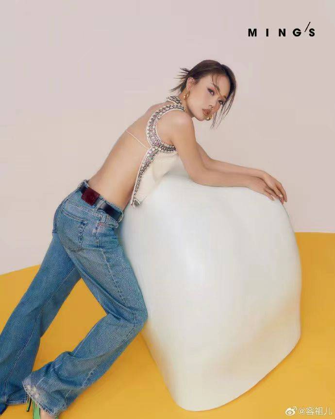 容祖儿美背惊艳,笑容撩人!时尚封面展现无双魅力_高跟鞋_白色_照片